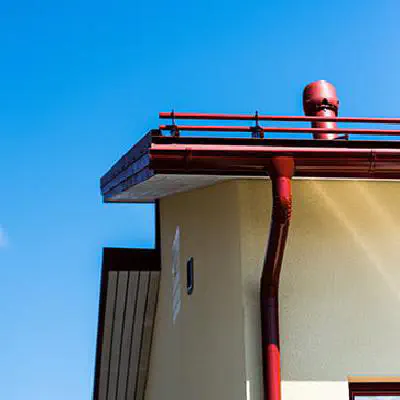 Kuvassa tapahtuu katon pinnoitus